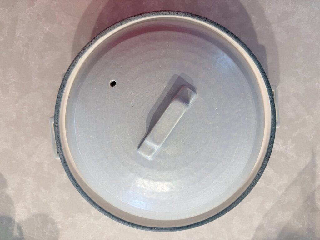 The lid of a Banko-ware donabe seen from above
