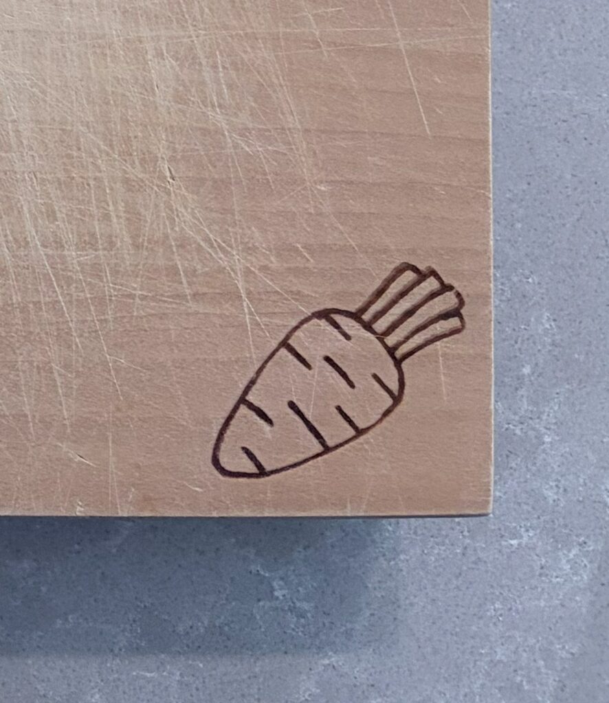 Japanese cutting board: the carrot mark on the vegetable face
