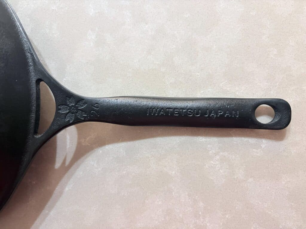 Japanese cast iron pan: the Iwatetsu maker's mark on the handle