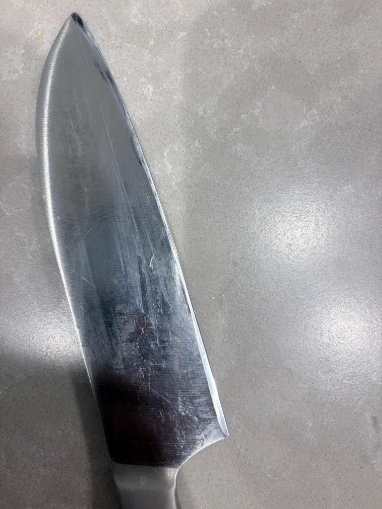 How to sharpen a japanese knife: marker ink removed at the edge, still present above it