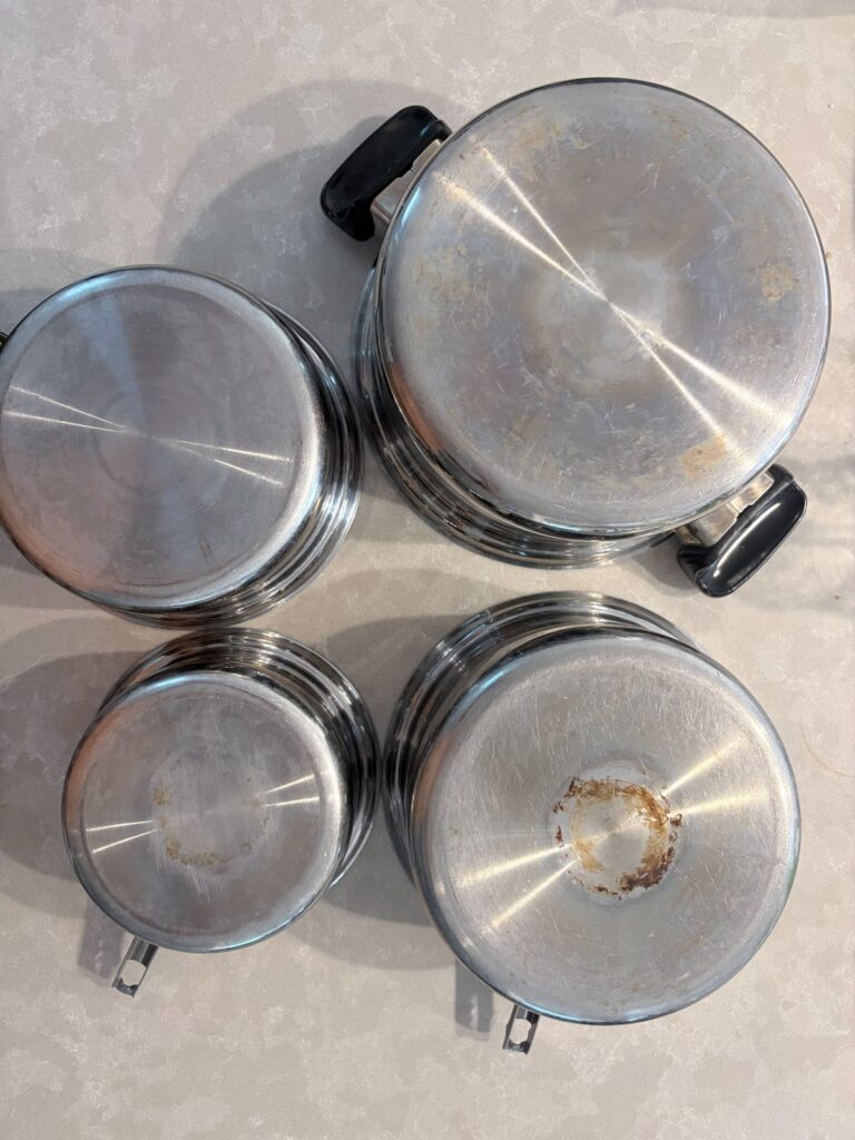 Four sizes of the same stainless pot, seen from above